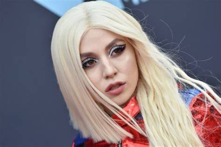 Ava Max La chanteuse est en couple avec son producteur Purepeople