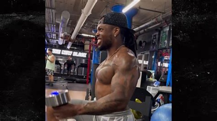 Derrick Henry looks absolutely massive standing next to Dion Lewis r