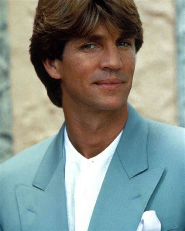 Eric Roberts Reflects on His Estrangement From Julia Roberts E! News