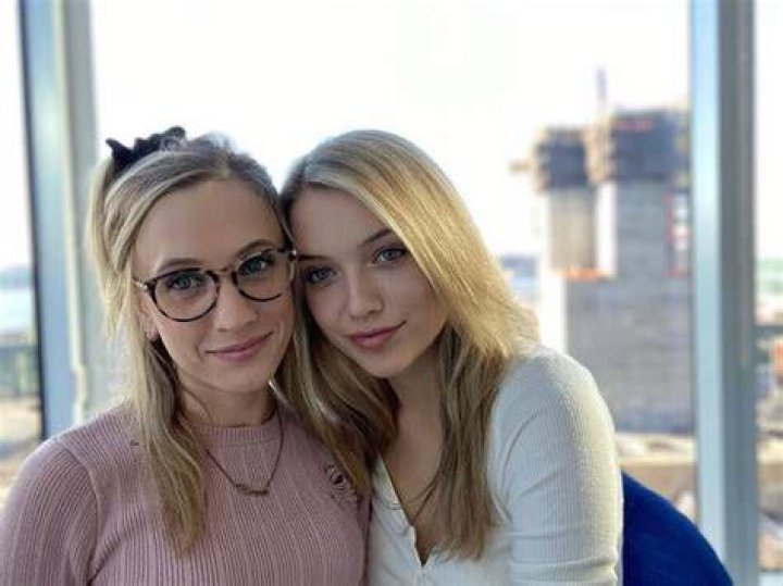 Kat Timpf Sister, Net Worth, High School, Salary, Married, Parents, Husband