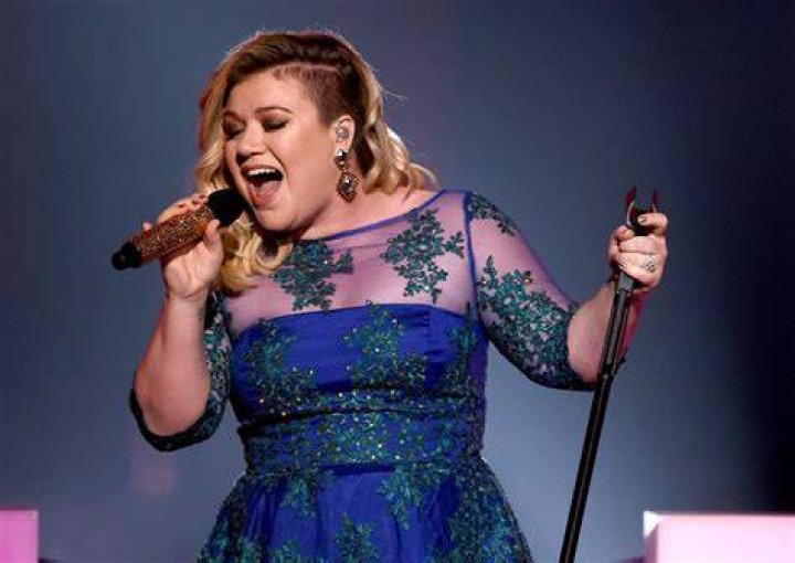 Kelly Clarkson's husband pulls sweet prank during live stage