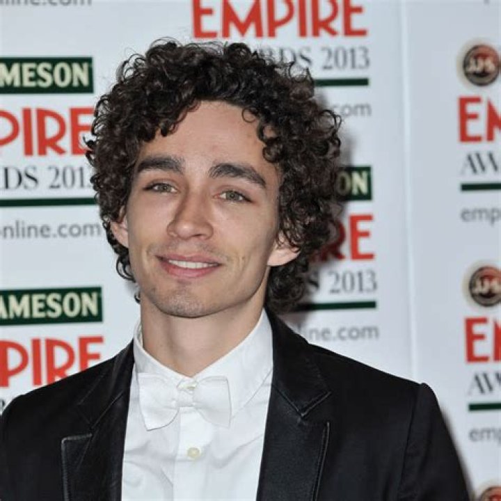 Robert Sheehan &lsquo;I explored my sexuality, just to see if there were any