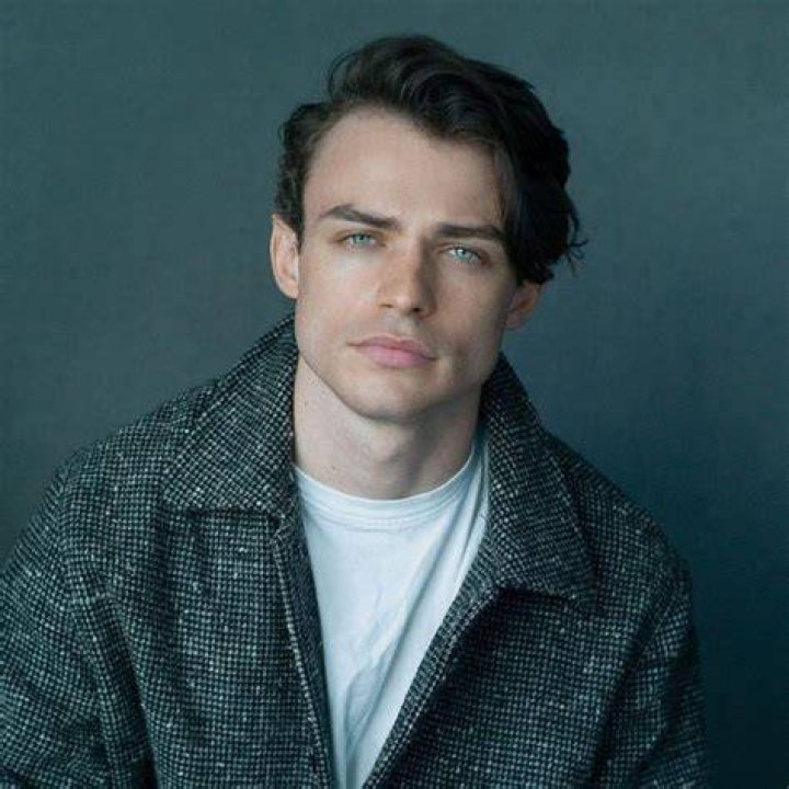 Thomas Doherty's Relationship History Everything We Know Girlfriend