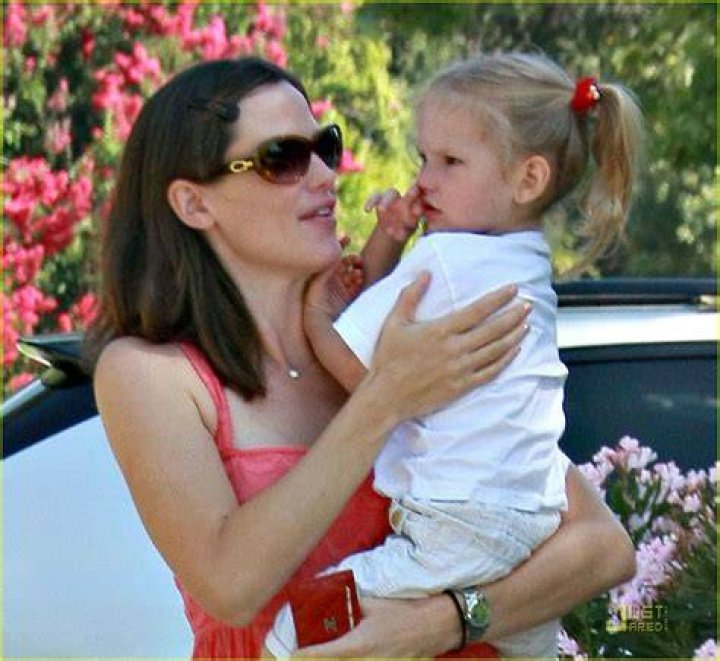 Violet Affleck Has Flower Power Photo 1334781 Ben Affleck, Celebrity